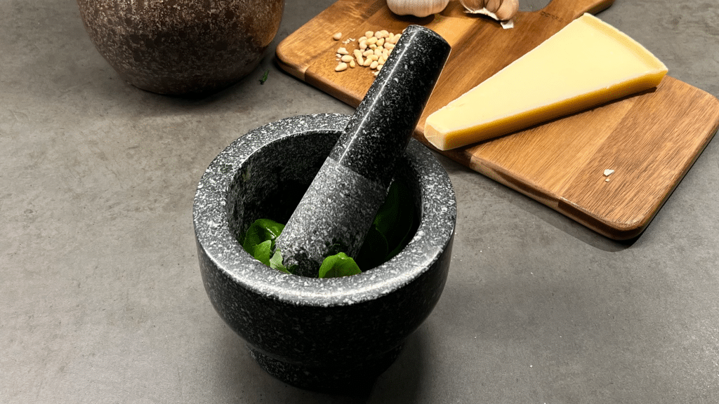 Använd en mortel med pistill och gör egen hemmabjord pesto med basilika