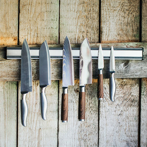 6 kockknivar upphängda på ett magnetiskt knivställ